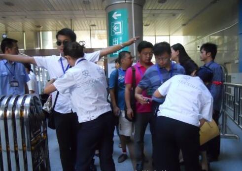 富士康打工妹怒斥保安欺软怕硬 谁的安保防卫用品？